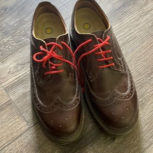 Men’s Doc Martens wing tip shoes. Size US 10. Excellent condition.